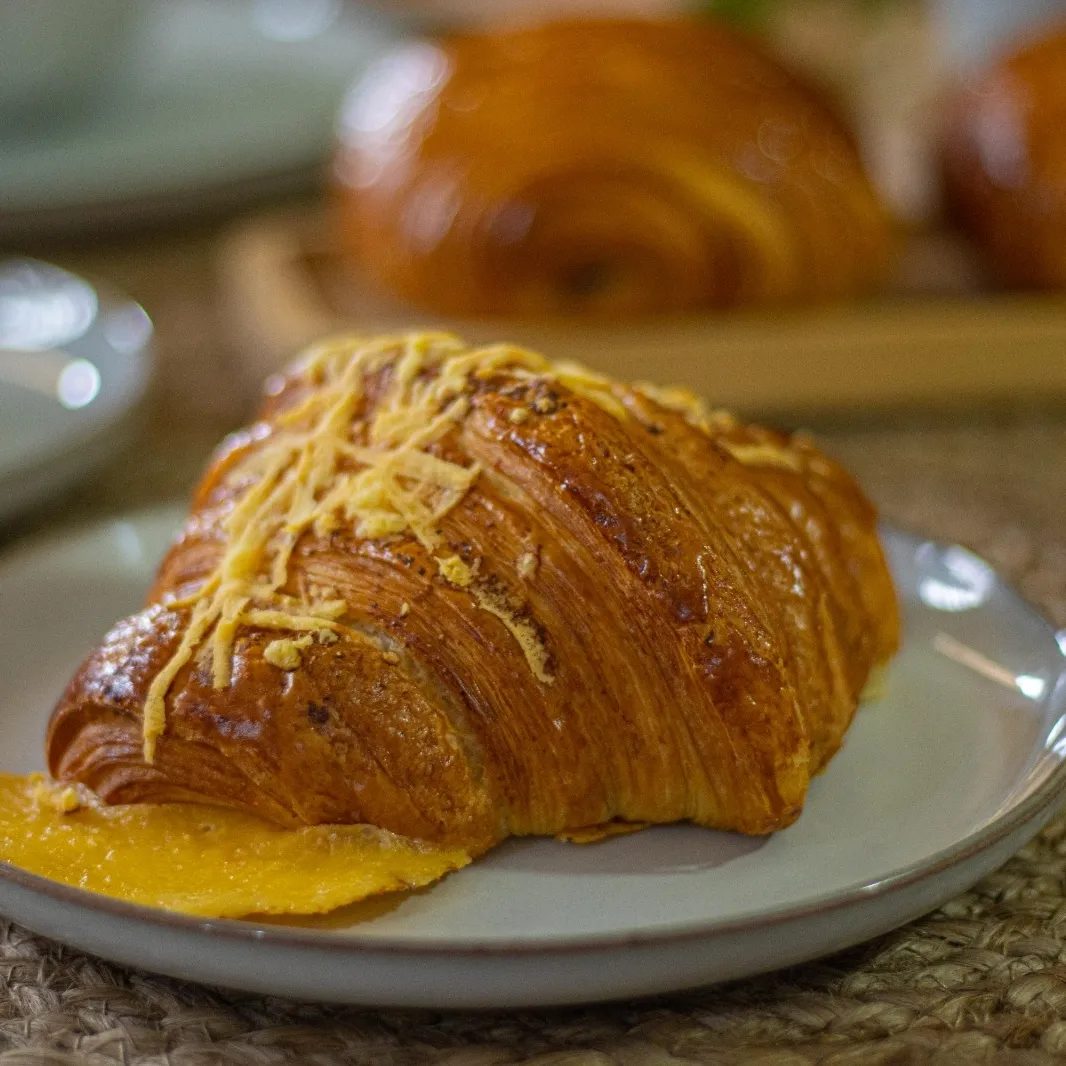Croissant con café